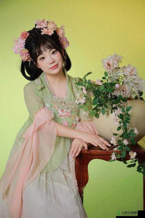 婀娜少女羞岁月无忧愁云裳：青春风华正茂诗意无限