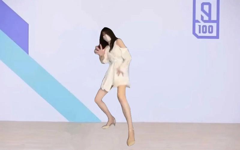 坤坤穿女定眼,这是什么操作?