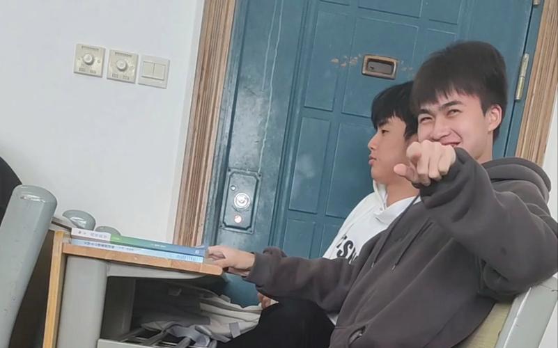 震惊两个男生竟在做这种事