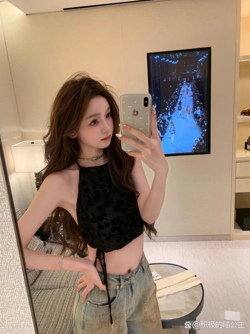 中国大陆女rapper18岁仙里的女主播颜值超高,她是怎么做到的?