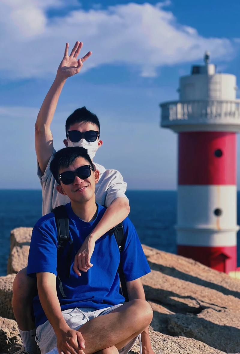 两个男生的奇妙互动