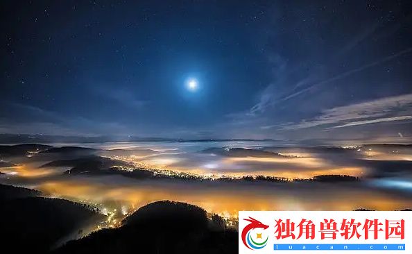 游泳馆里的两个教练孟月月-她们的故事与热情共融