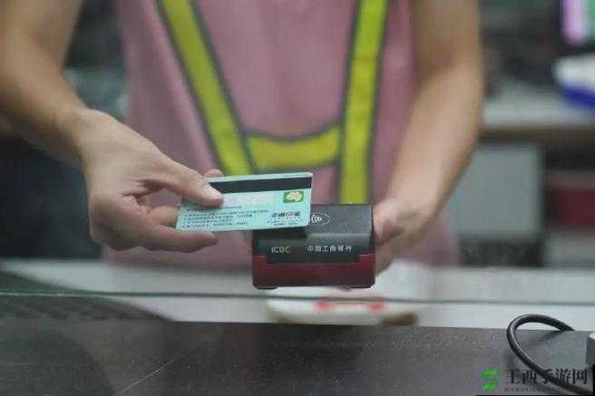 售票员手持小卡片仔细查票保障乘车秩序