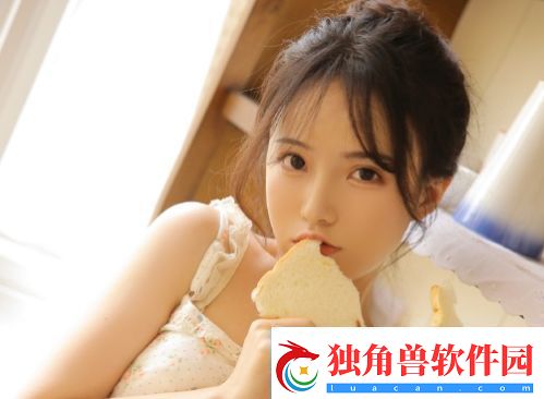 一个在上吃一个在下面敷面膜火热话题：双重享受放松时光好不惬意！