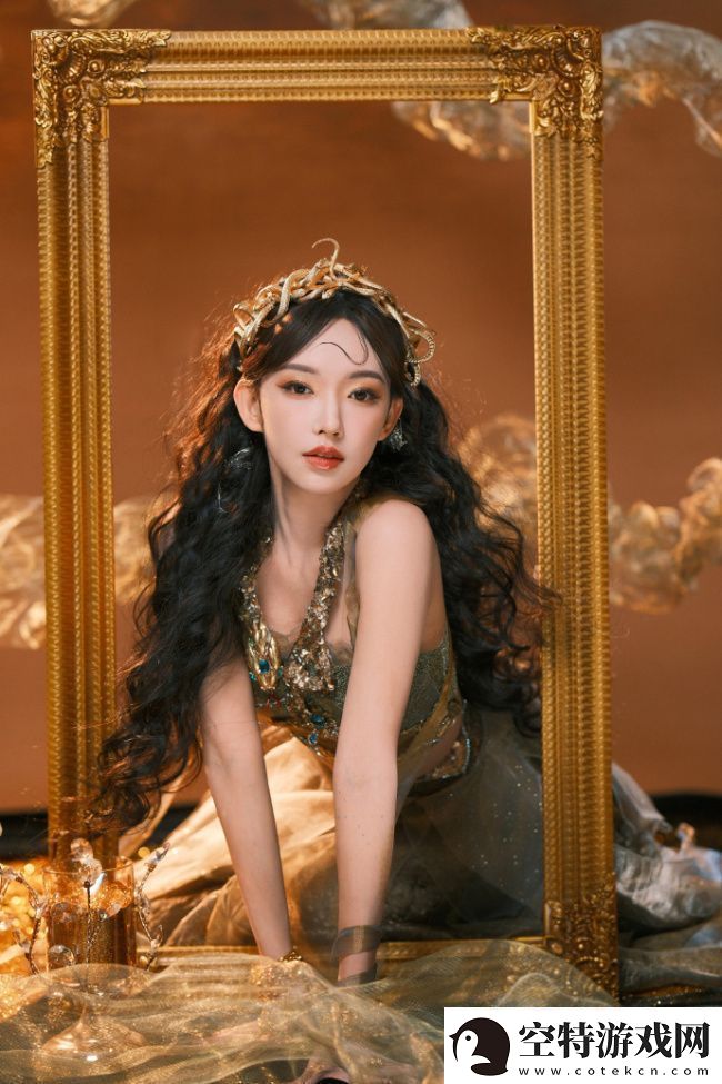 程潇化身金色蛇女