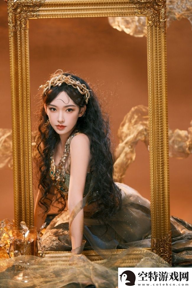 程潇化身金色蛇女