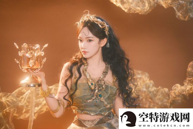 程潇化身金色蛇女-沐浴光辉圣洁灵动