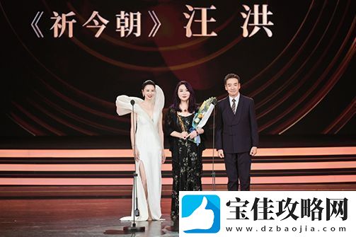 演员寇振海为“最佳青年剧集编辑”获奖短片颁奖