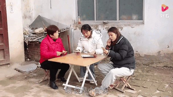 新婚女友小雪被邻居老头夸新房漂亮，心里美滋滋