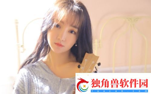 两峰夹小溪地湿又无泥诗：让人感受到一种超脱尘世的宁静与幸福