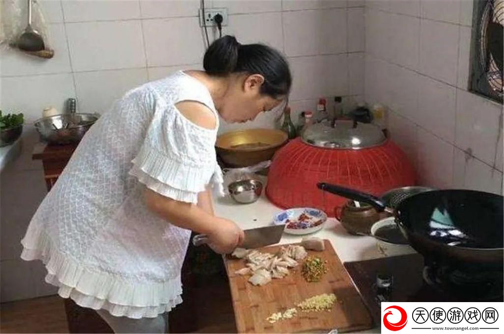 老赵抱着儿媳在厨房做饭-网友：竟然还可以这样教育年轻人！