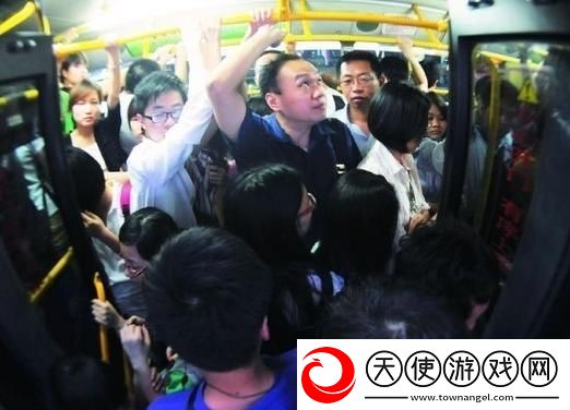 公交一晃一晃就进去了-友：生活的奇妙瞬间