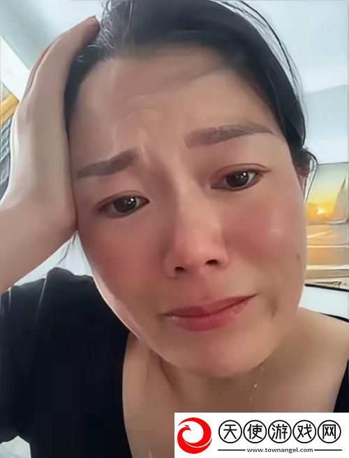 兰姨捂着嘴巴怕发出声音吵到-网友:-她真是个有趣的人!