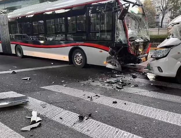 生活的挑战：在公交车上被撞了八次高